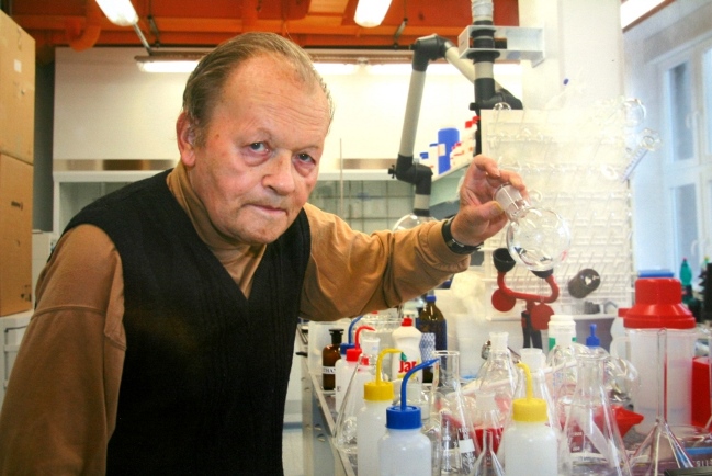 Profesor Antonín Holý ve své laboratoři v Ústavu organické chemie a biochemie AV ČR